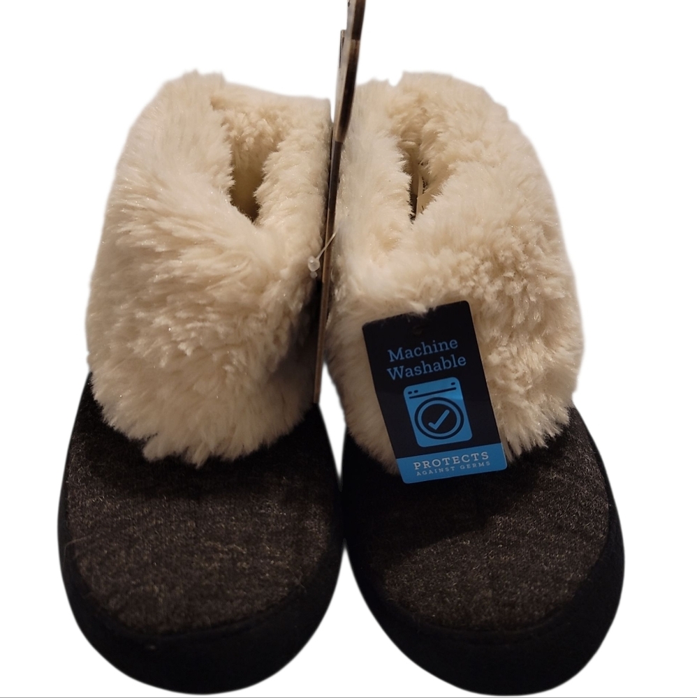 Isotoner Signature Women’s Slippers – Size Small (5–6)